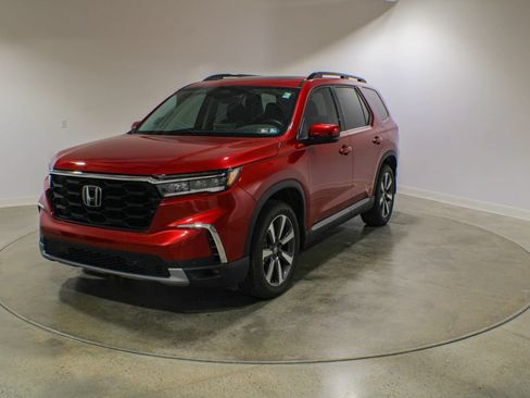 Used 2025 Honda Pilot Touring image 1