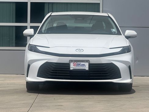 Used 2025 Toyota Camry LE image 6