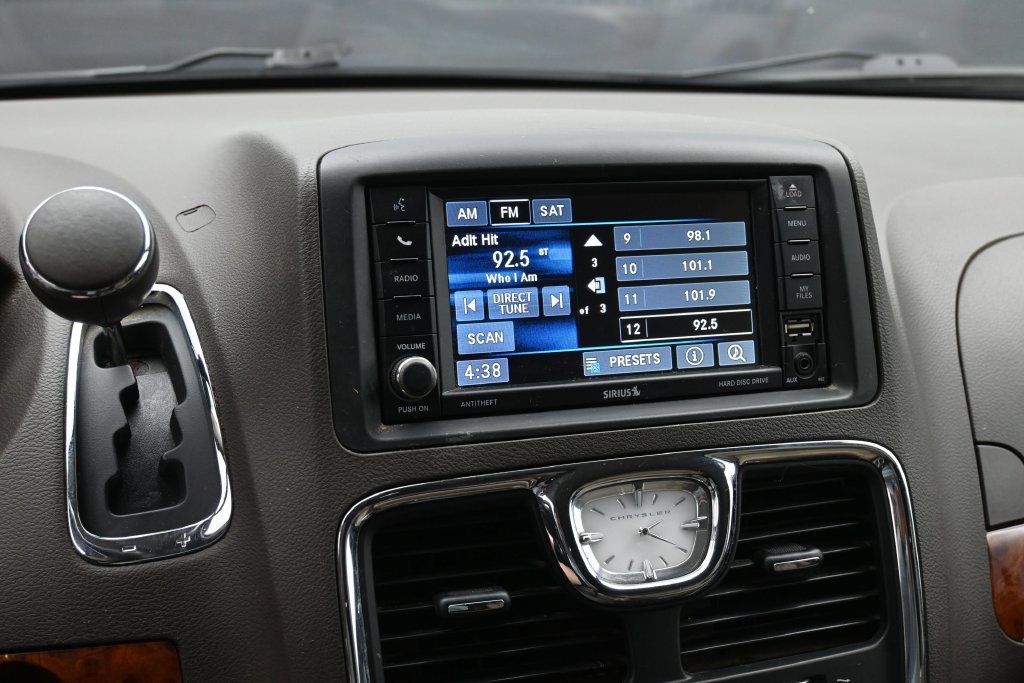 Used 2016 Chrysler Town & Country Touring FWD image 13