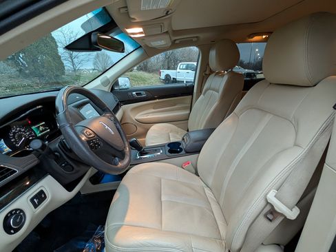 Used 2018 Lincoln MKT AWD image 10