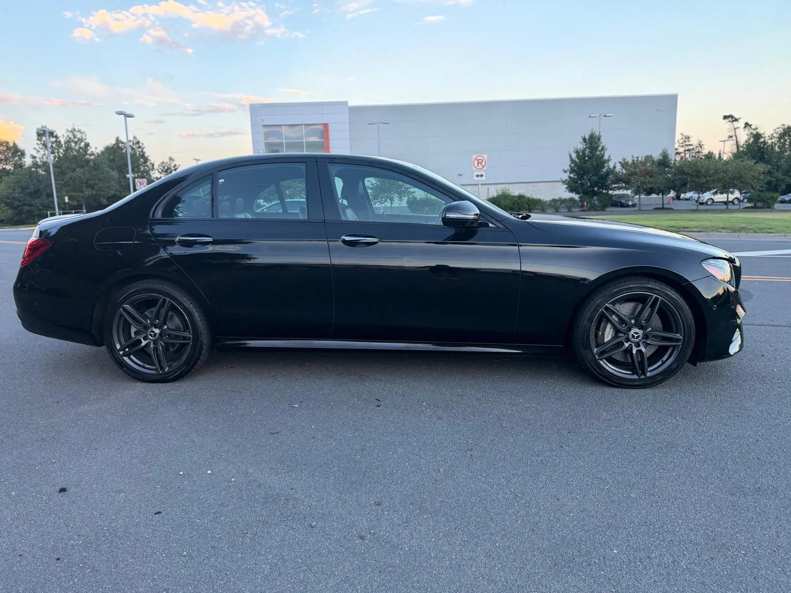 Used 2019 Mercedes-Benz E 300 4MATIC w/ Premium 1 Package image 4