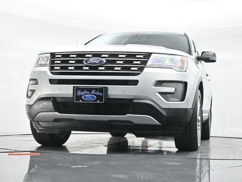 Used 2017 Ford Explorer XLT w/ Equipment Group 202A AWD/4WD image 46