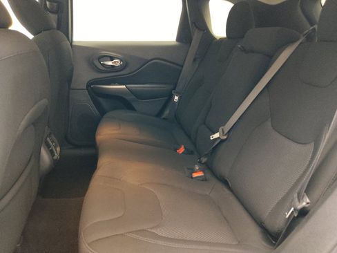 Used 2021 Jeep Cherokee Latitude FWD image 18