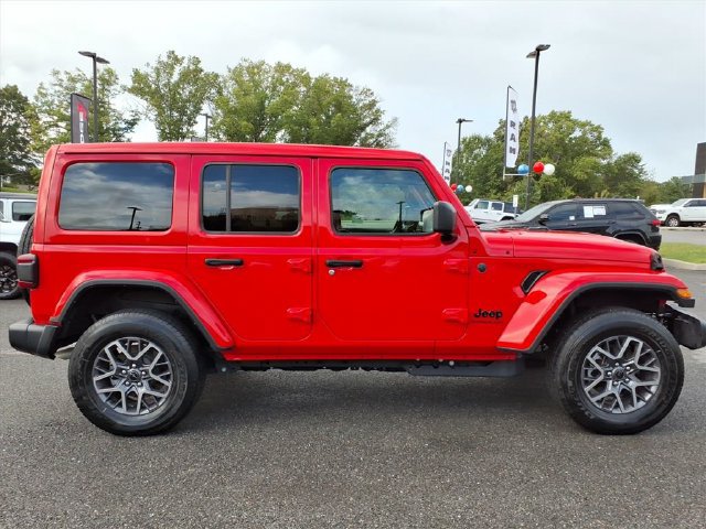Used 2026 Jeep Wrangler Unlimited Sahara AWD/4WD image 5