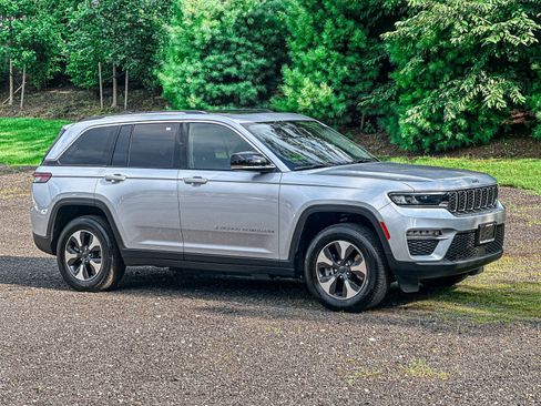 Used 2023 Jeep Grand Cherokee 4WD 4xe image 11