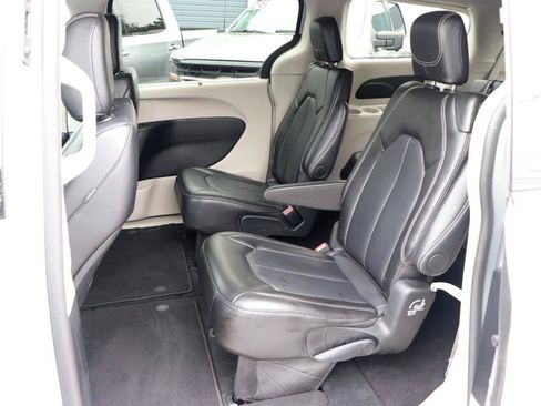 Used 2024 Chrysler Pacifica Touring-L FWD image 12