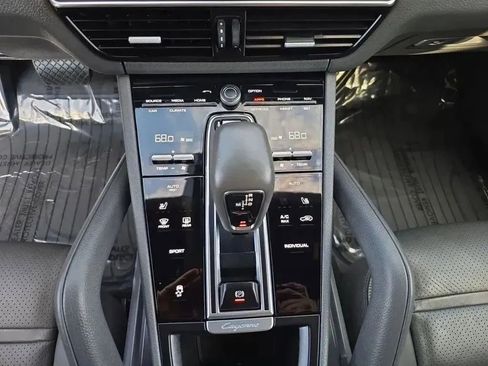 Used 2022 Porsche Cayenne Platinum Edition image 16