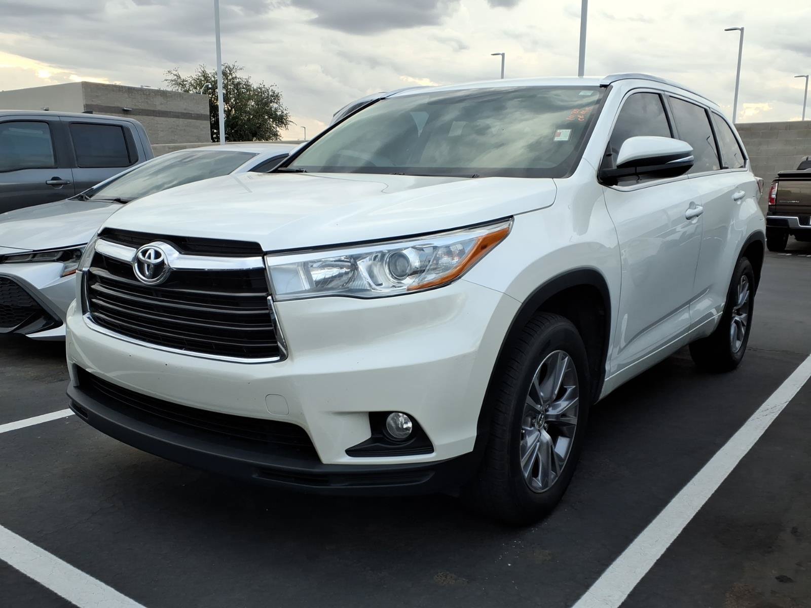 Used 2015 Toyota Highlander XLE FWD image 2