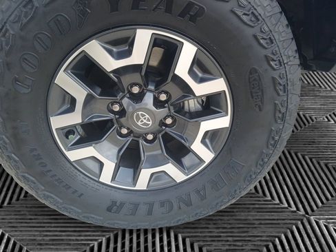 Used 2022 Toyota Tacoma TRD Off-Road w/ TRD Premium Off Road Package image 9