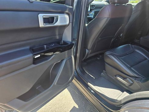 Used 2023 Ford Explorer Platinum w/ Premium Technology Package AWD/4WD image 18