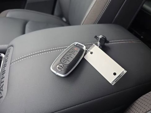 New 2025 Nissan Pathfinder SL w/ Black Appearance Package image 30