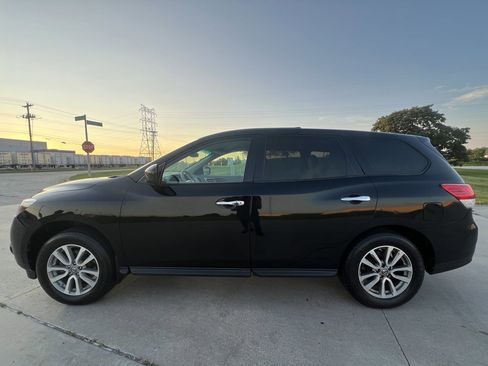 Used 2014 Nissan Pathfinder S image 2