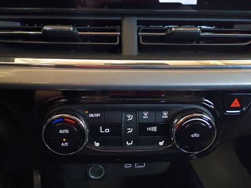 Used 2025 Chevrolet Trax LT w/ LT Convenience Package FWD image 16