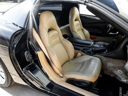 Used 2004 Chevrolet Corvette Coupe w/ Roof Package image 27