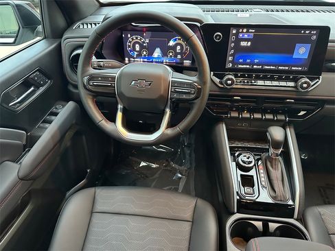 Used 2024 Chevrolet Colorado Z71 w/ Z71 Convenience Package 2 image 17