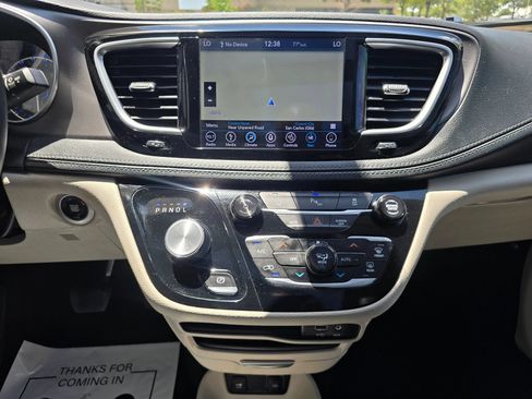Used 2018 Chrysler Pacifica Limited FWD image 33