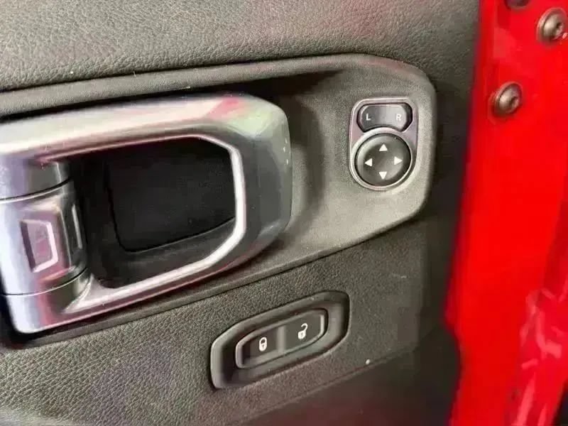 Used 2020 Jeep Wrangler Unlimited Sahara AWD/4WD image 31