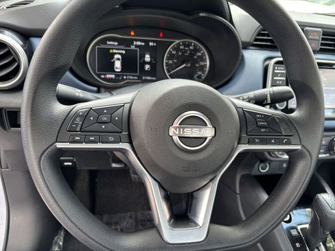 Used 2025 Nissan Versa SV FWD image 27