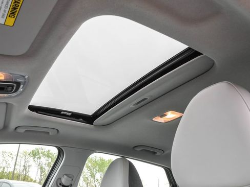 Certified 2025 Hyundai Elantra Limited FWD image 9