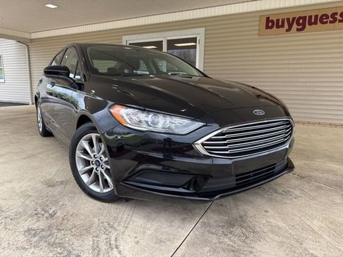 Used 2017 Ford Fusion SE w/ Fusion SE Technology Package image 2
