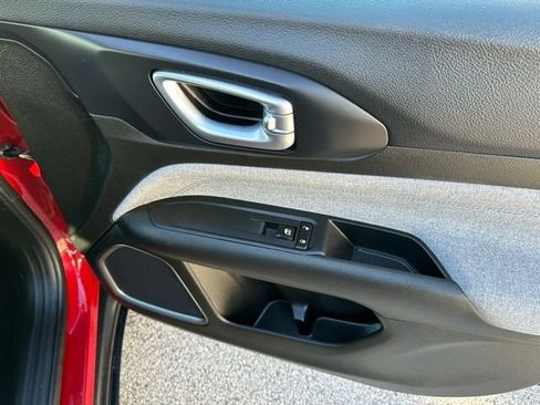 Used 2024 Jeep Compass Latitude image 11