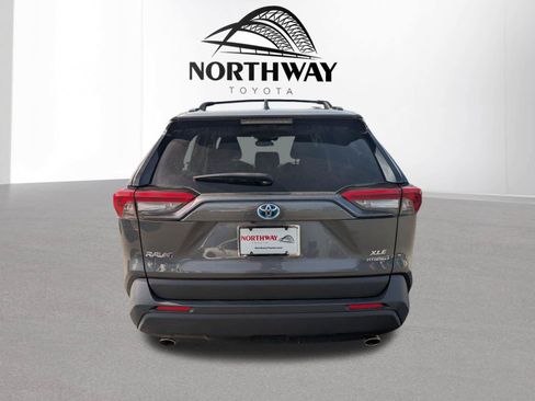 Used 2022 Toyota RAV4 XLE w/ Convenience Package AWD/4WD image 4