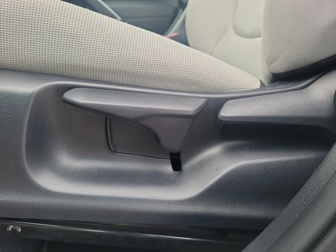 Used 2024 Toyota Corolla Cross L image 16