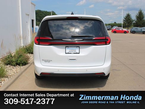 Used 2023 Chrysler Pacifica Touring-L FWD image 5
