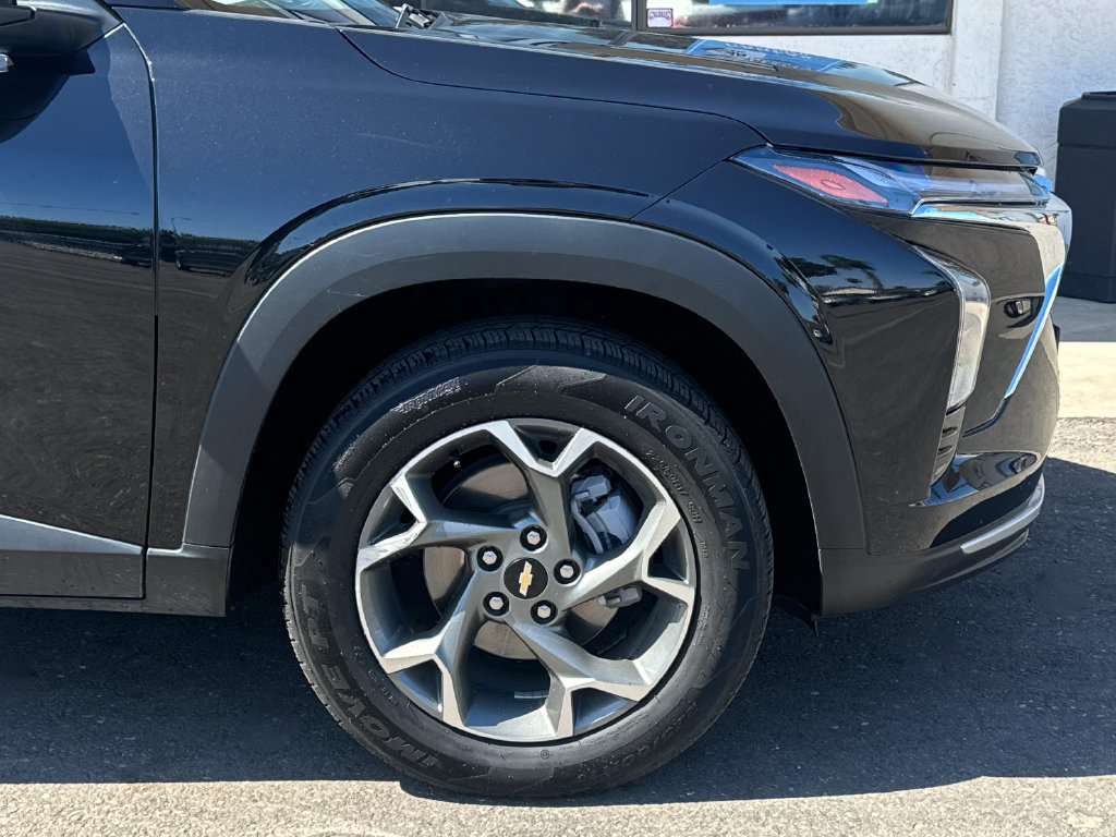 Used 2025 Chevrolet Trax LT FWD image 2