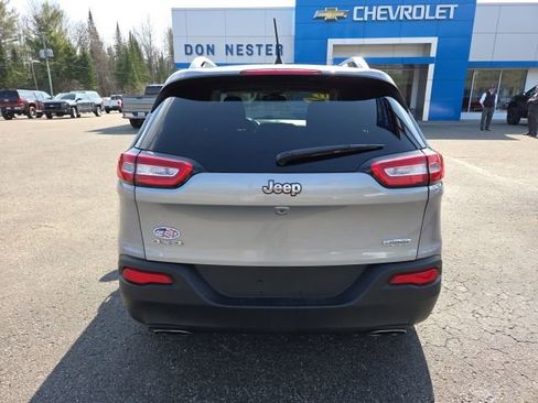 Used 2017 Jeep Cherokee Latitude w/ Cold Weather Group image 18