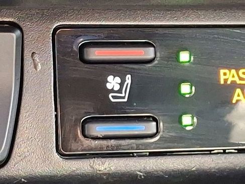 Used 2019 Toyota RAV4 Limited image 28