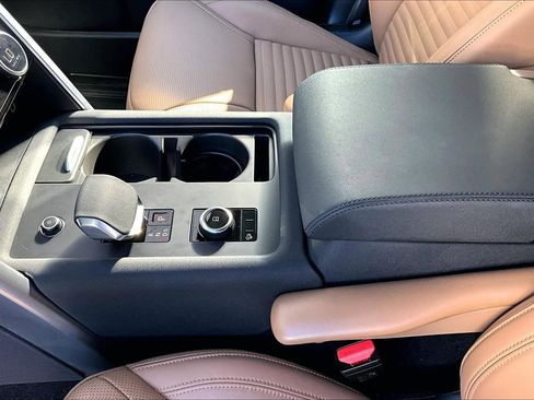 Used 2025 Land Rover Discovery Dynamic SE image 16