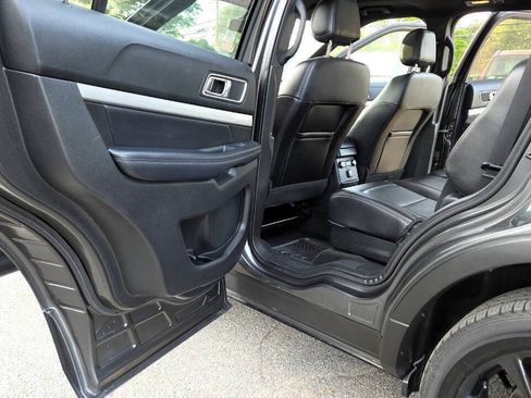 Used 2017 Ford Explorer XLT w/ Equipment Group 202A AWD/4WD image 30