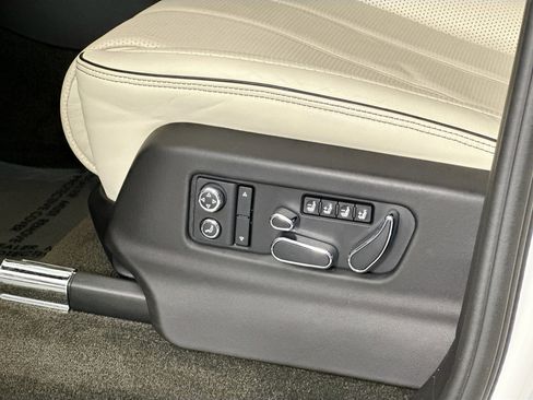Certified 2021 Bentley Bentayga image 19