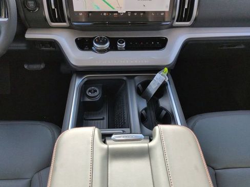 New 2025 Ford Expedition Active image 19