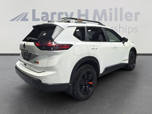Used 2025 Nissan Rogue SV image 5