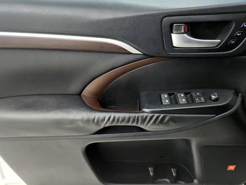 Used 2015 Toyota Highlander Limited Platinum FWD image 55