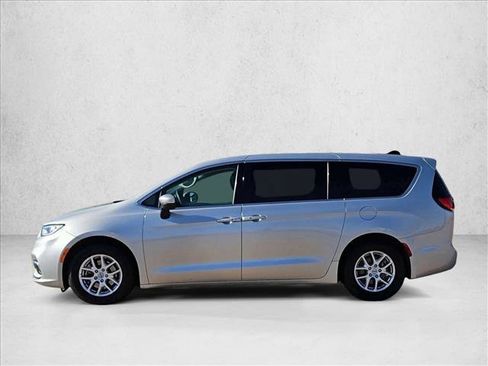 Used 2023 Chrysler Pacifica Touring-L FWD image 4