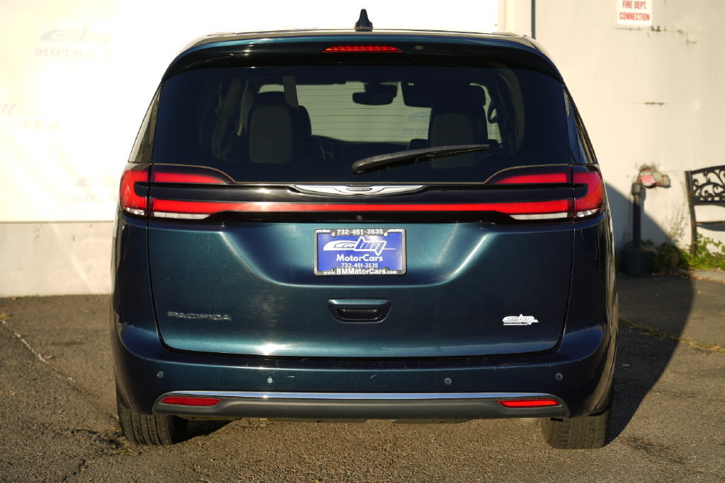 Used 2023 Chrysler Pacifica Touring-L FWD image 6
