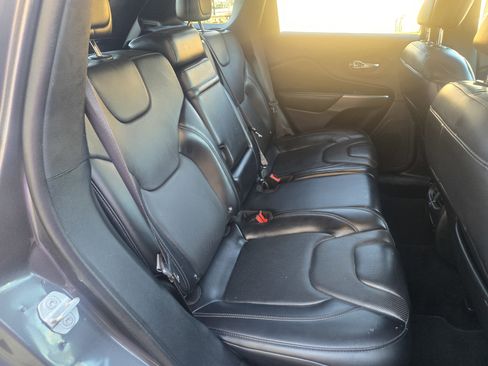 Used 2019 Jeep Cherokee Limited image 11