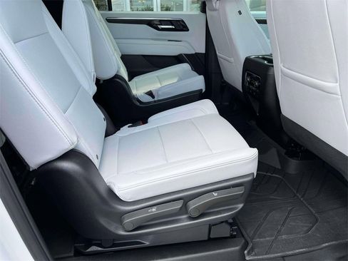 Used 2025 Chevrolet Suburban Premier image 22