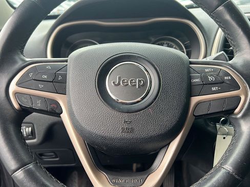 Used 2016 Jeep Cherokee Latitude FWD image 12