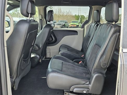 Used 2019 Dodge Grand Caravan SXT image 11