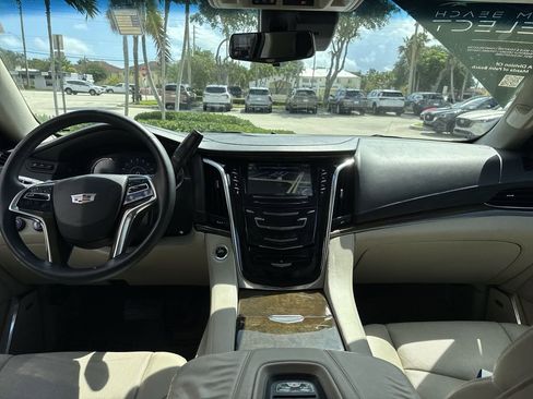 Used 2018 Cadillac Escalade Luxury AWD/4WD image 14