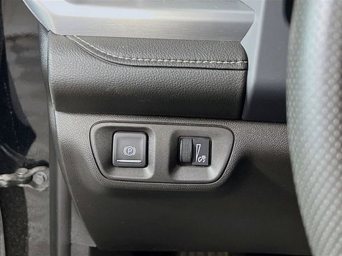 Used 2023 GMC Acadia SLE image 9