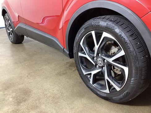Used 2020 Toyota C-HR XLE FWD image 6