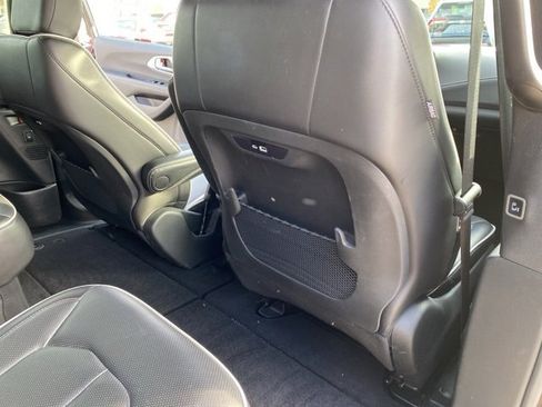Used 2025 Chrysler Pacifica Limited image 36