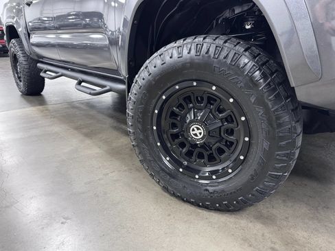 Used 2017 Toyota Tacoma TRD Sport w/ Tow Package AWD/4WD image 21