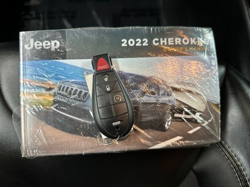 Used 2022 Jeep Cherokee Latitude AWD/4WD image 38
