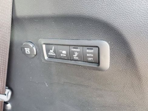 Used 2025 Chrysler Pacifica Pinnacle FWD image 33